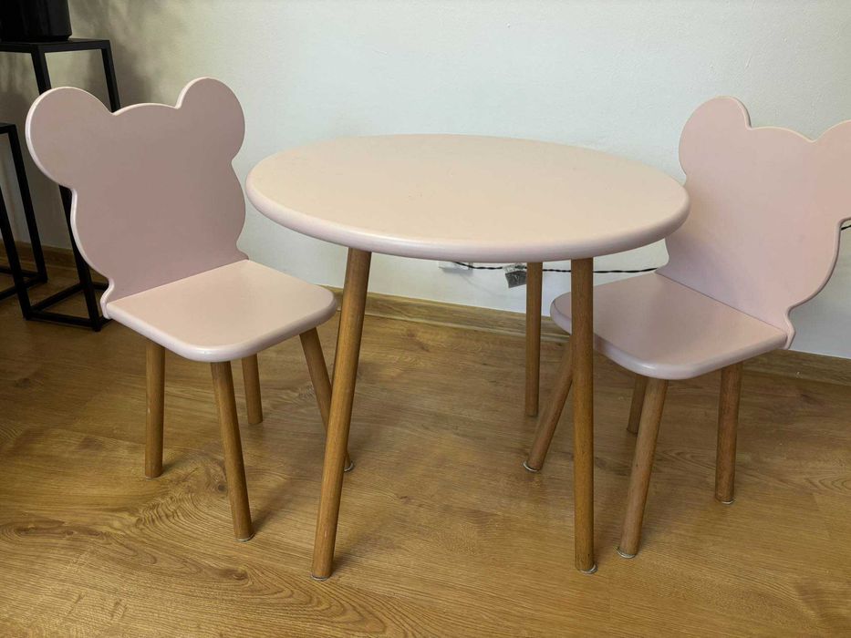 sprzedam stolik drewniany z 2 krzesełkami