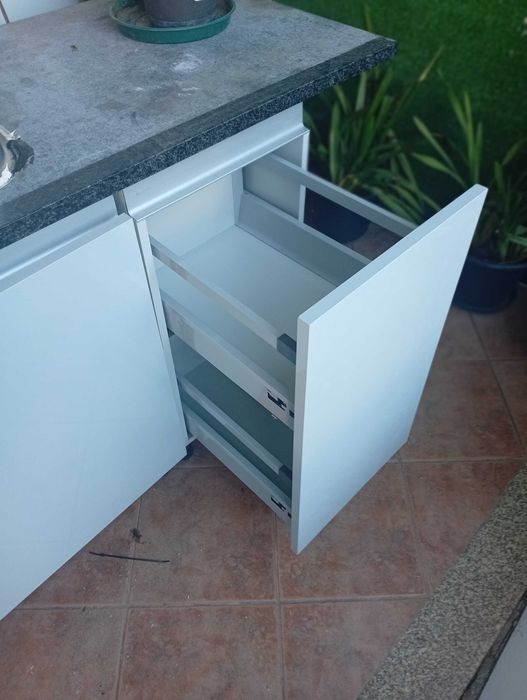 Móvel de cozinha parte de baixo  laminado com pedra granito preta  incluí banca , torneira e tubagens novas