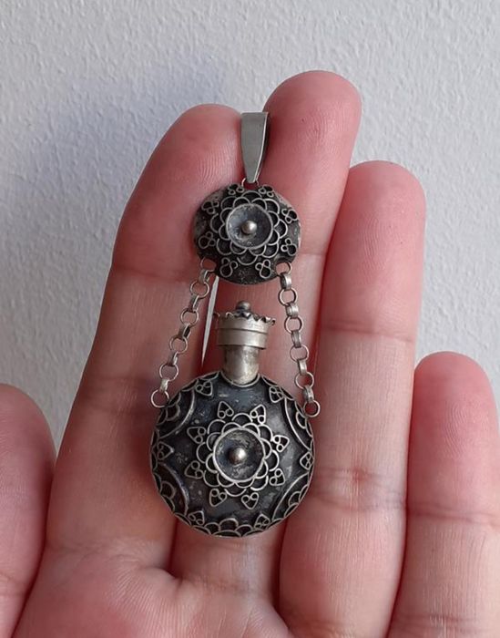 Старовинний срібний кулон для парфумів
