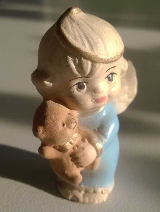 Figurki Aniołków Figurka Aniołek z misiem na rękach niebieski 5cm
