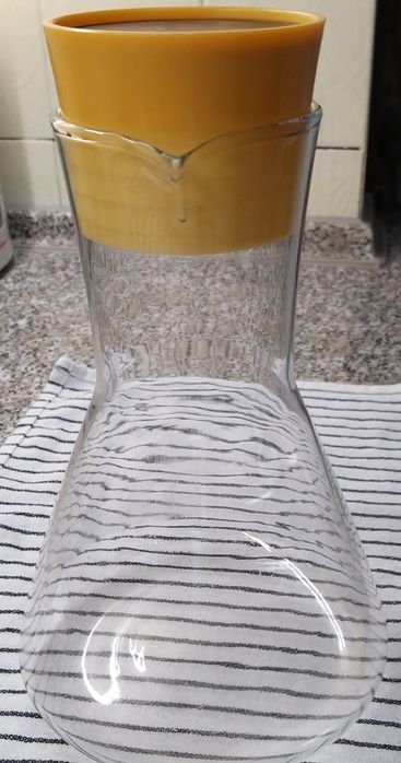 Jarro de vidro com tampa.