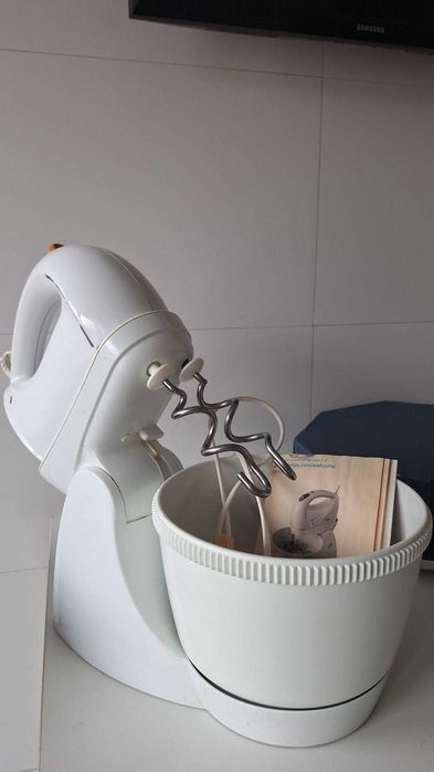 Batedeira  com suporte Philips HR1565