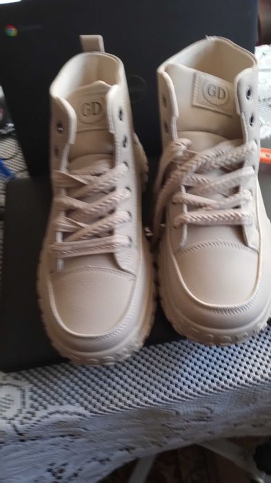 Sprzedam nowe Damskie Sneakersy rozmiar 42/UE 41 wkł.26 cm.