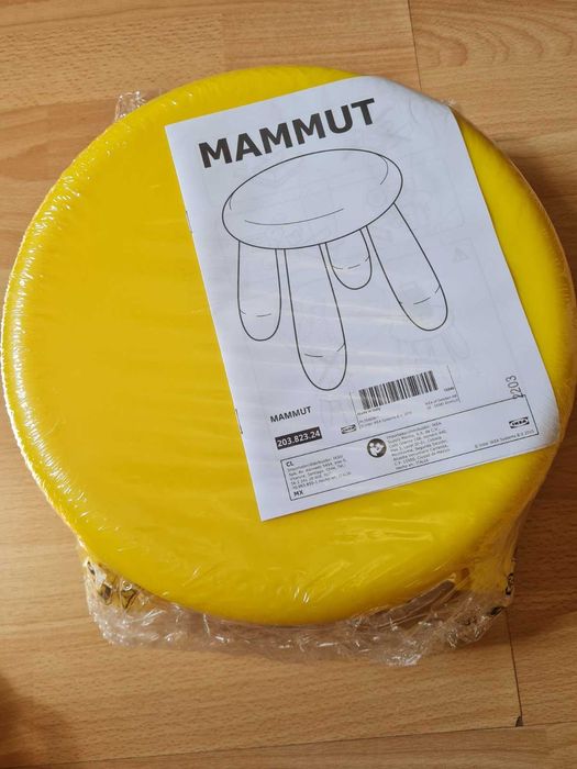 Комплект дитячих меблів IKEA MAMMUT: новий стіл синій 85 см і три жовті табурети