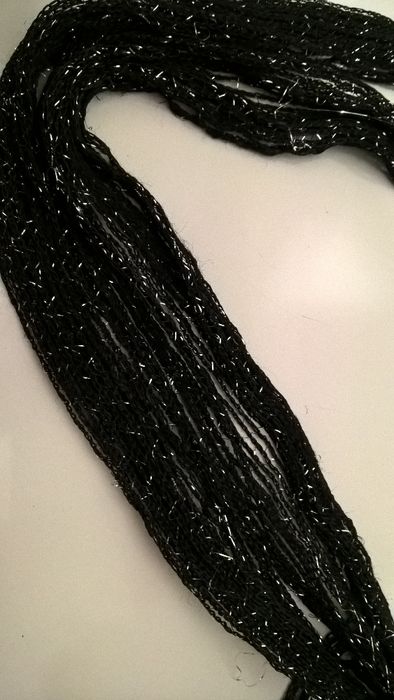 Écharpe de malha preta com fios prateados comprida