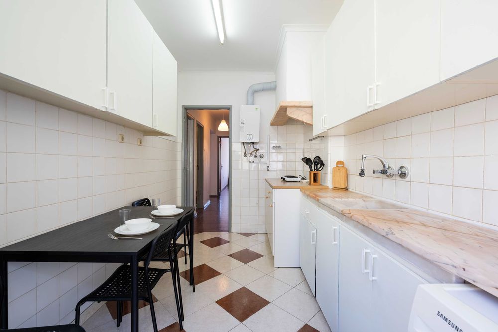 Quarto mobilado com cama de casal | 5 min Metro Pontinha | Ambiente tranquilo