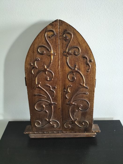 Tríptico religioso em madeira entalhada – altar