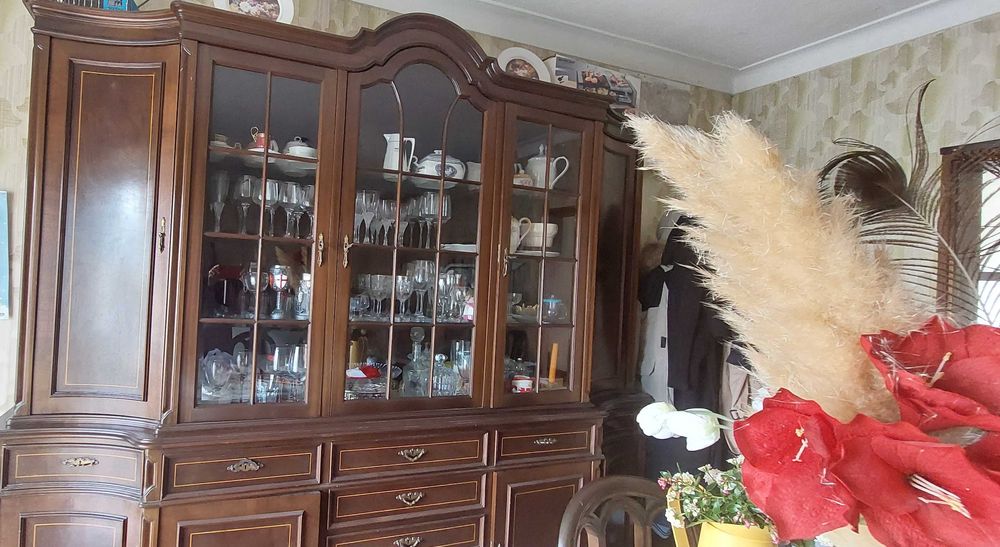 Cristaleira com muita arrumação