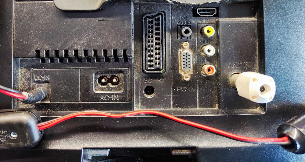 Telewizor do kampera przyczepy 12V 19" GRUNDIG z wieszakiem pilot