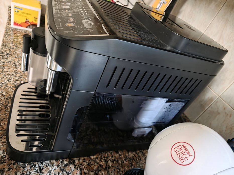 Máquina cafe delonghi magnifica evo
