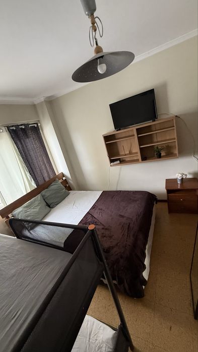 Quarto mobiliado, tv,cama casal + beliche em Penha de França Lisboa