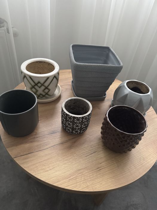 Горщики для рослин окремо