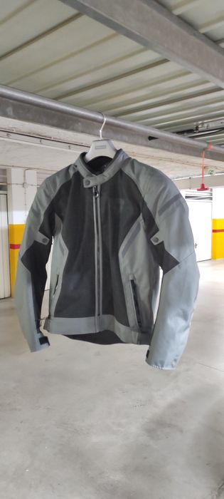 Casaco Rev'it 
A Rev'it, uma marca holandesa de equipamento d