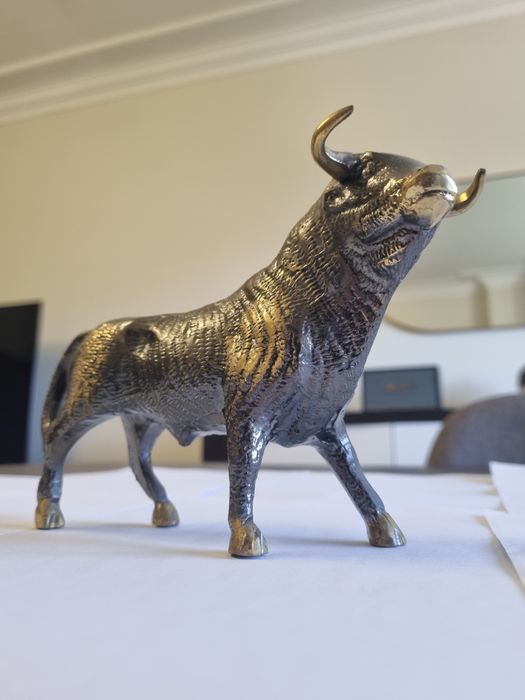 Estatueta touro de bronze