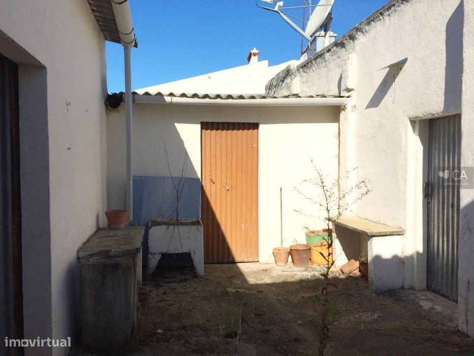 Loja para venda com 330m², situada em Cunheira, concelho de Alter d...