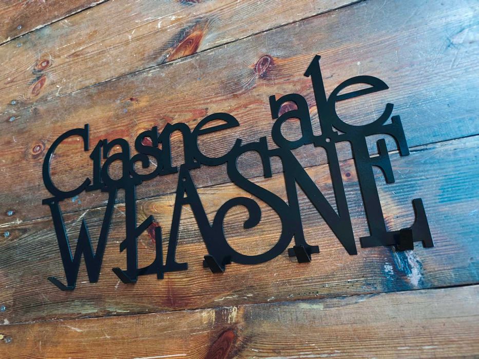 Wieszak na ubrania Ciasne ale własne.  Wycinany laserowo