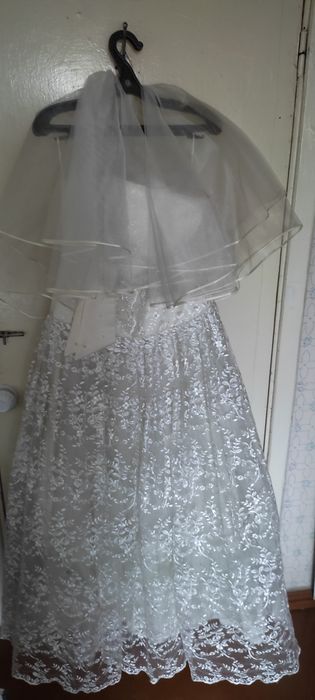 Продам весільну сукню з фатою