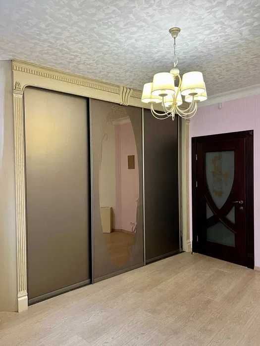 Продам 2-поверховий будинок   біля метро Студентська,308м2(код +5324)