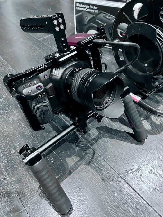 Blackmagic Pocket 4K + obiektyw Panasonic Lumix G X Vario 12-35 2.8 + rig Kamera Zestaw
