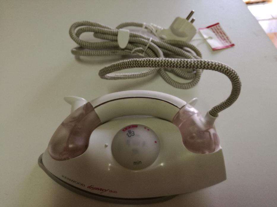 Ferro de viagem a vapor da marca kenwood