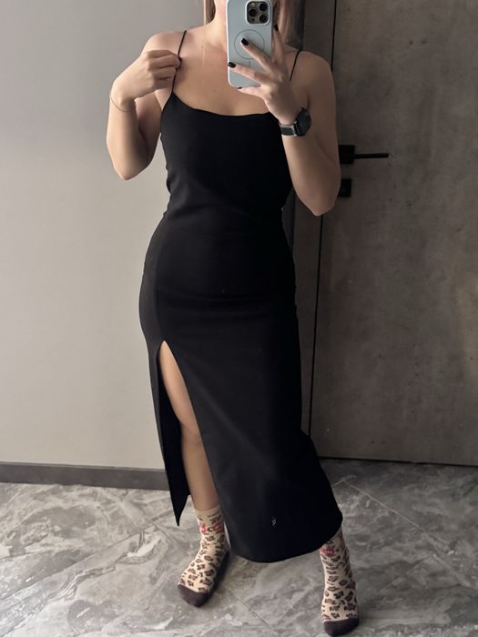 Сукня з вирізом.