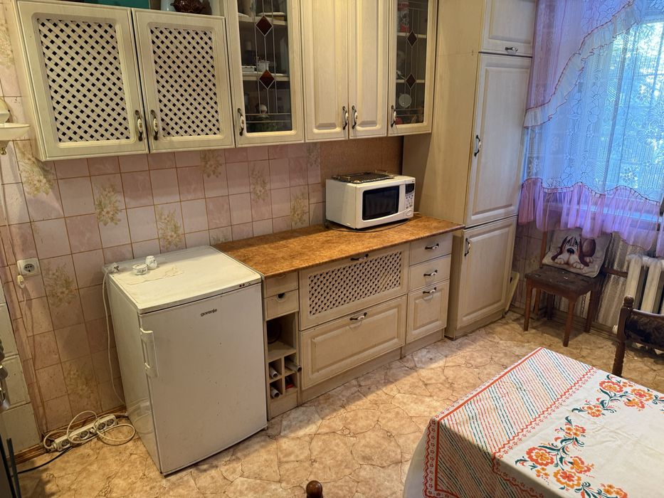 Продам 2 кімнатну сталінку в центрі . Сковороди 36