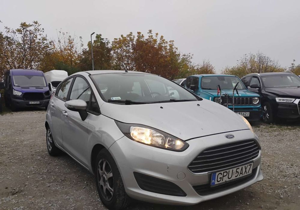 Ford Fiesta 2015r, 1.6 TDCI. Lekko uszkodzony tył. Jeździ.