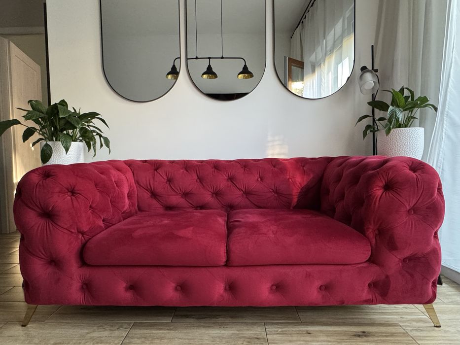 Elegancka sofa kanapa Chesterfield 2-osobowa – bordowy welur, stan bardzo dobry