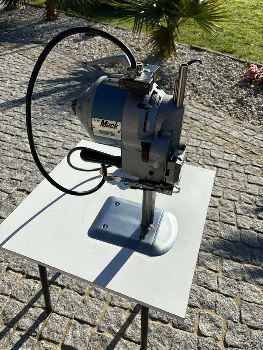 Máquina de Corte de Tecido e Malha Elétrica KM MACK KS - AUV