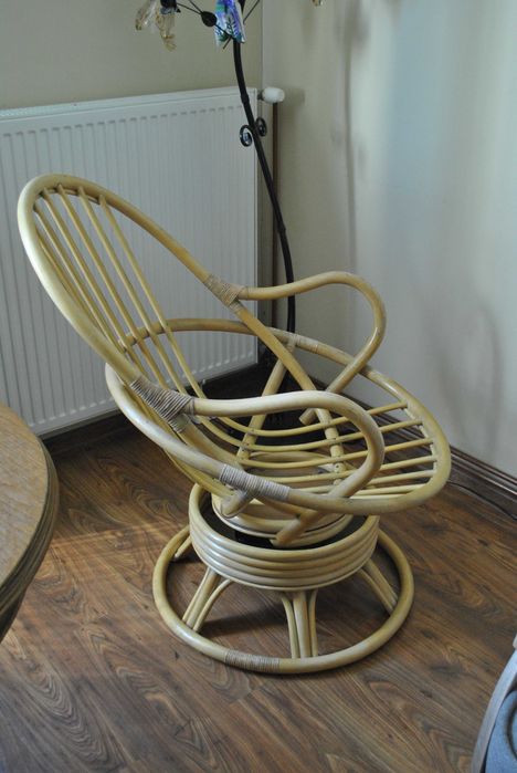 Krzesło obrotowe bujane z rattanu