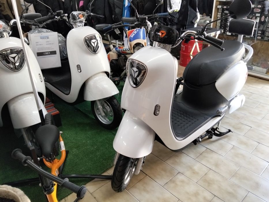 Scooter electrica Yadea M6 NOVAS + 2 capacetes