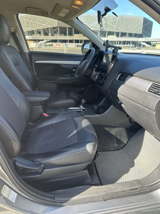 Mitsubishi Outlander 2.4 Газ/Бензин 2013 • 7 місць • Автомат