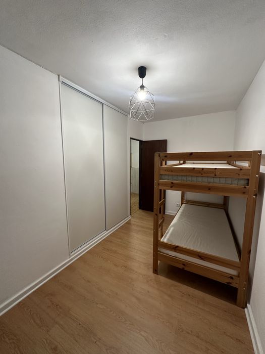 Aluga-se quarto partilhado com acesso à casa toda