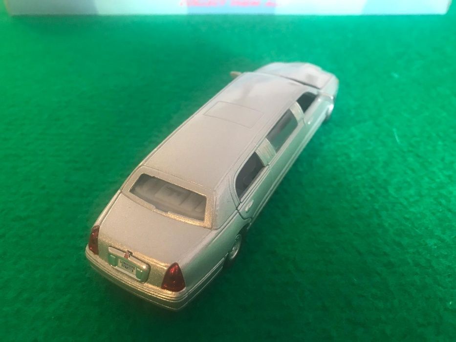 1999 Lincoln Town Car Stretch Limo 1/32