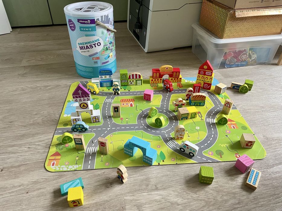Drewniane miasto – zestaw klocków + puzzle z drogami