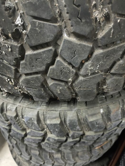 4 pneus usados STT Pro 285/74R16 c jantes furacão Defender