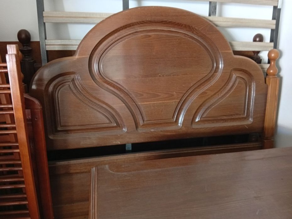 Cama de casal com colchã, mesinhas de cabeceira e cómoda