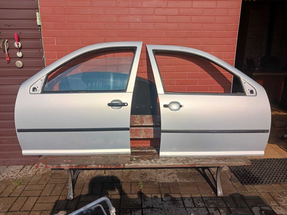 VW GOLF 4 drzwi prawe przód kolor LB7Z