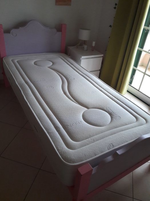 2 camas  com colchão e mesa cabeceira