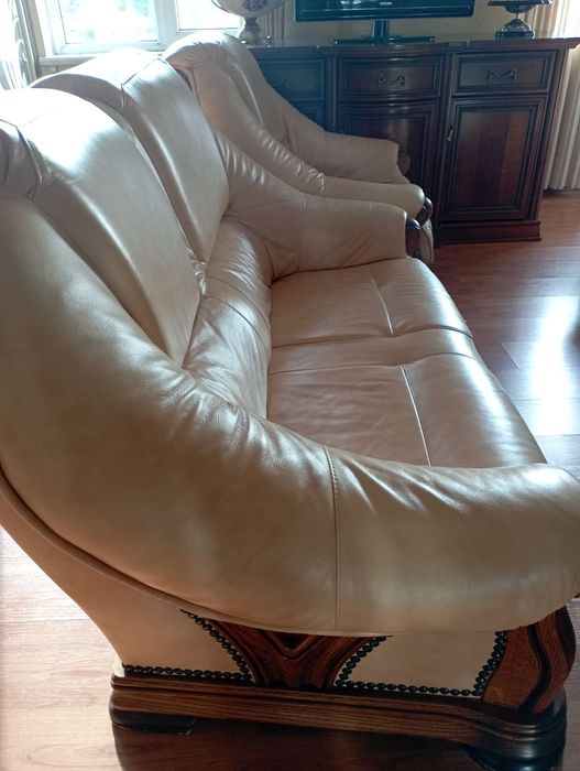 Продам диван,крісло,комод, два пенали