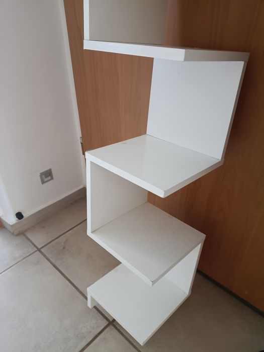 Biała ścienna półka na książki itp