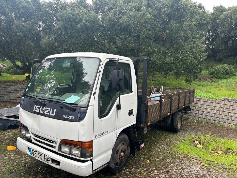 Isuzu com motor partido .