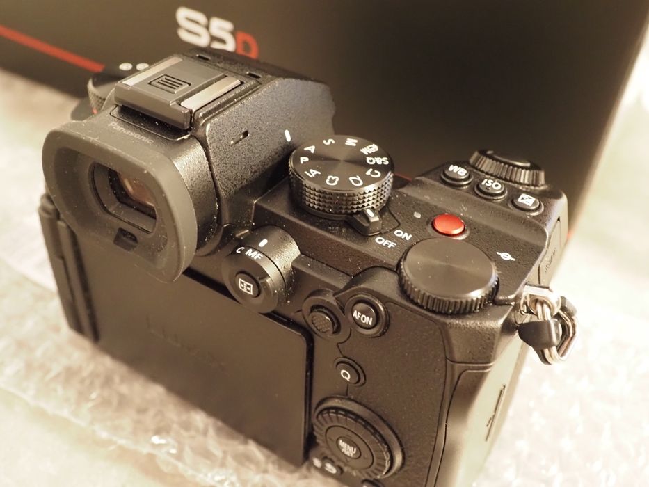 Câmera Full Frame  Panasonic S5D + lente  18-40 (Nova)