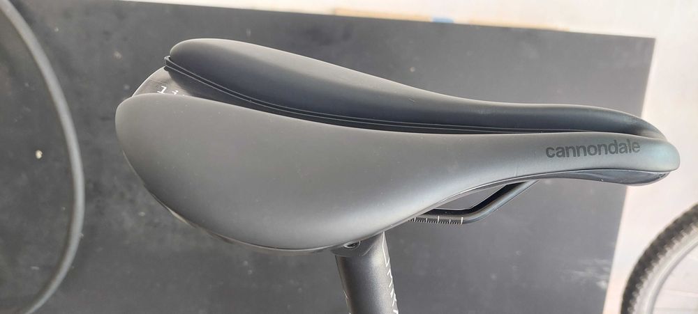 Selim Cannondale Line-S Steel Flat Preto 143mm
