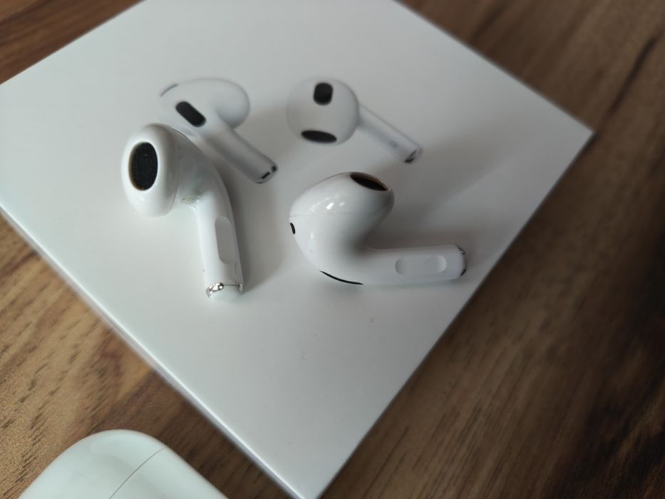 IPhone SE plus AirPods (3rd gen)