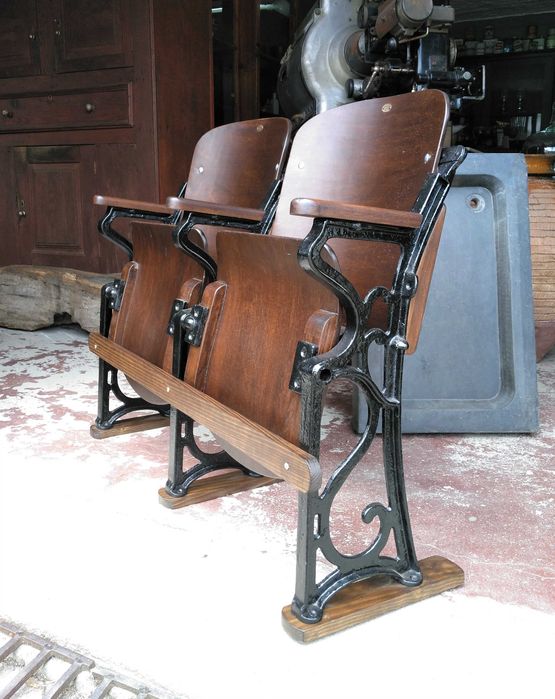 Par de cadeiras de cinema centenárias