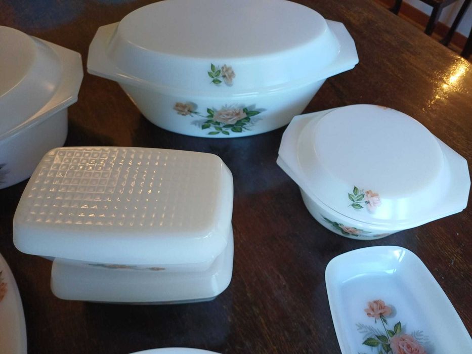 Serviço de Jantar e chá, em loiça Pyrex branco c desenho de rosas / Arcopal - France (71 Peças)