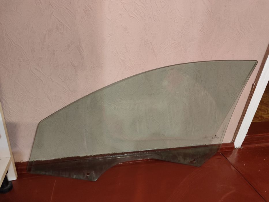 Скло на передні праві двері Skoda superb 2, 2011 року
