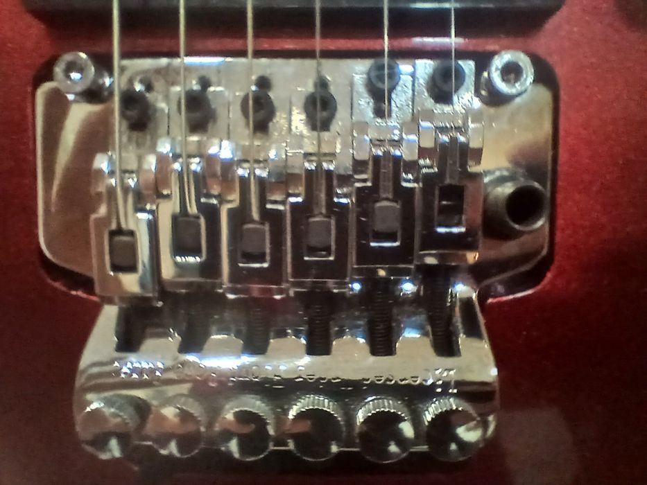 Електрогітара devisew LG-5
Форма -  superstarat 
бридж -  floyd rose