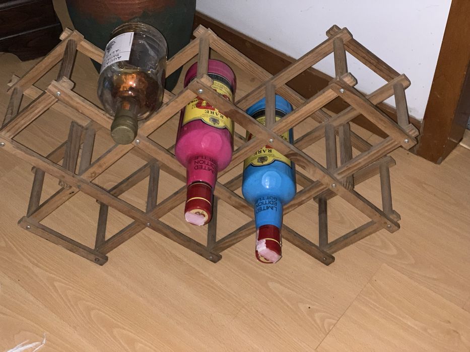 Garrafeira em madeira prática e decorativa.alt: 56 cump: 51